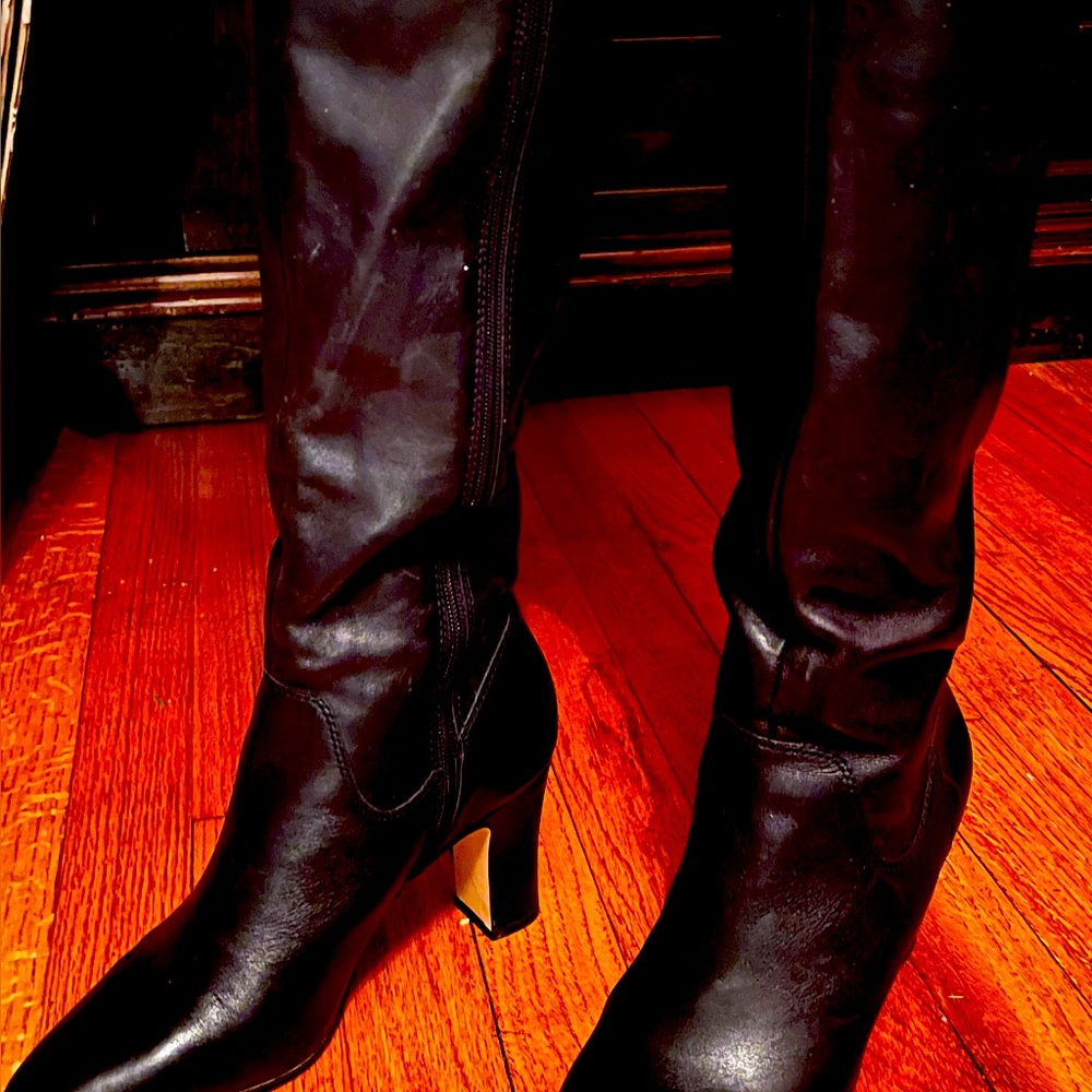 Sexy to knee black leather very good quality boots.